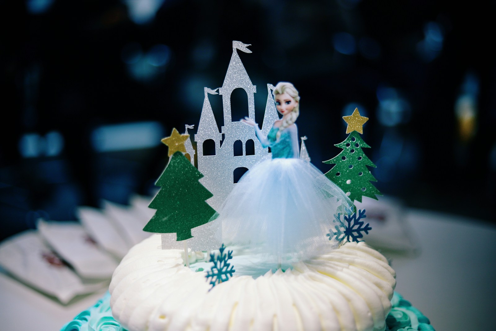 selective focus photography of Disney Frozen Elsa cake